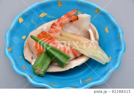 日本料理の会席コースの一品　焚き合わせ 92288315