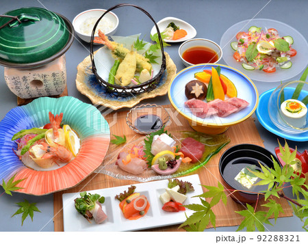 彩りが華やかな女性向けの会席料理のイメージ 92288321