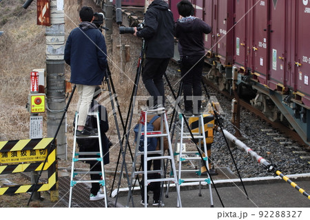 歩道・踏切にて脚立を使う撮り鉄集団 92288327