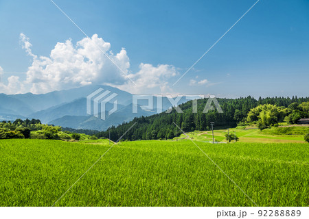 《岐阜県》中津川市　恵那山と田園風景 92288889