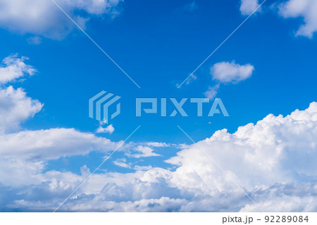 雲の多い夏の青空 92289084
