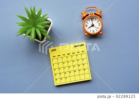 January 2023 calendar on Adhesive Note with alarm clock set at 8 o'clock. 92289125