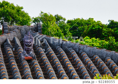 シーサーと瓦屋根 シーサーと瓦屋根 92289355