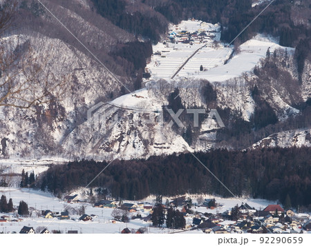 冬の白馬村 白馬岩岳スノーフィールドかも1ペアリフト山頂駅から野平集落を望む 冬の白馬村 白馬岩岳スノーフィールドかも1ペアリフト山頂駅から野平集落を望む 92290659