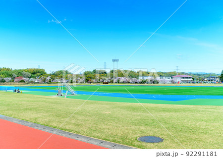 春空を背景に「益城町総合運動公園」パノラマ風景 92291181