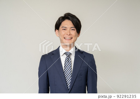 白背景の若いビジネスマンのポートレート 92291235