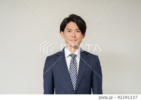 白背景の若いビジネスマンのポートレート 92291237