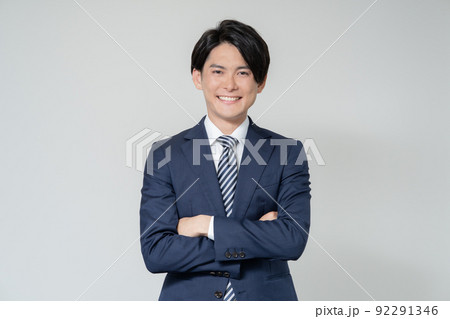 白背景の腕組みをする若いビジネスマンのポートレート 92291346