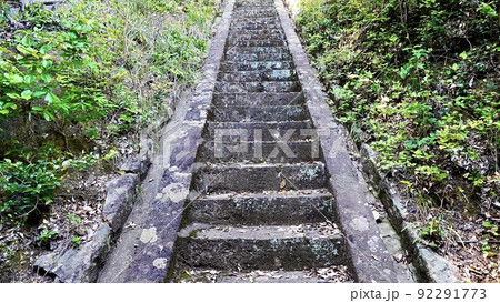 対馬市にある霹靂(いかづち)神社の石段 対馬市にある霹靂(いかづち)神社の石段 92291773