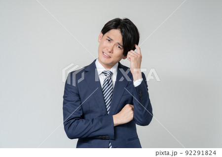 白背景の困った顔の若いビジネスマンのポートレート 92291824