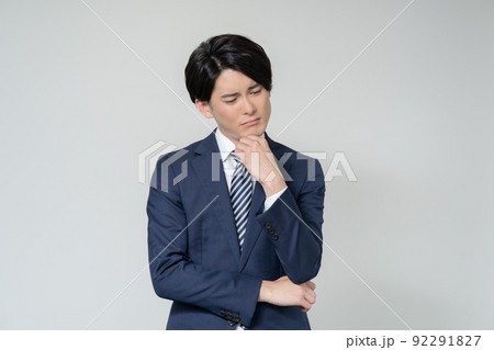 白背景の困った顔の若いビジネスマンのポートレート 92291827