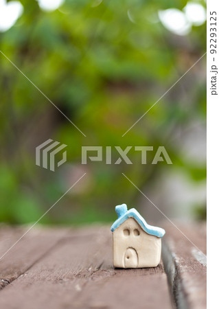 小さなかわいい青色の屋根の陶器のおうち 92293125