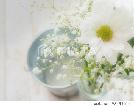 白いマーガレットとかすみ草 白いマーガレットとかすみ草 92293615