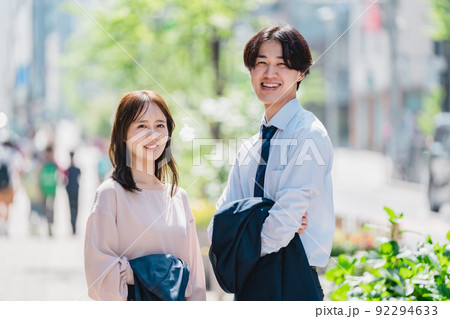 屋外を歩くビジネスパーソン 男女 屋外を歩くビジネスパーソン 男女 92294633