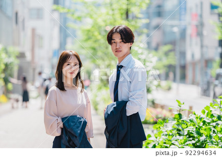 屋外を歩くビジネスパーソン　男女 92294634