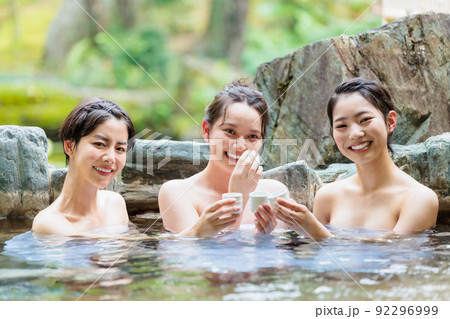 女子 風呂 女子旅 露天風呂 入浴イメージの写真素材 [92296999] - PIXTA