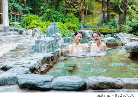 女子旅　露天風呂　入浴イメージ 92297076