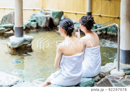 女子旅　露天風呂　入浴イメージ 92297078
