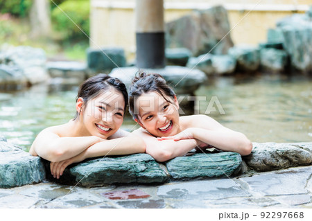 女子旅 露天風呂 入浴イメージ 女子旅 露天風呂 入浴イメージ 92297668