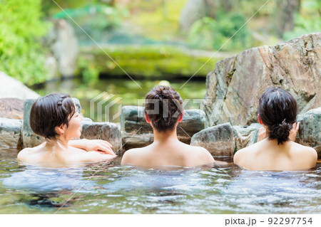 女子旅　露天風呂　入浴イメージ 92297754