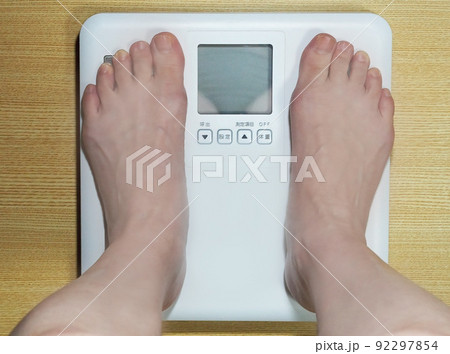 体重を量る女性の足元 92297854
