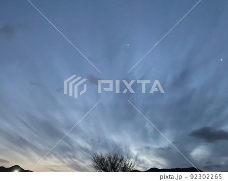 夕暮れ時の空と広がりのある雲 92302265