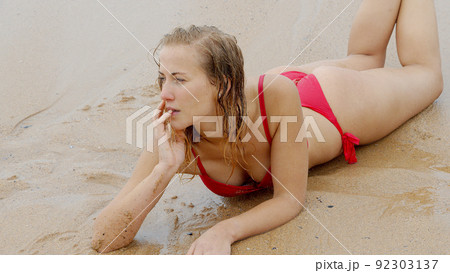 A relaxing day on a sandy beach at the ocean 92303137
