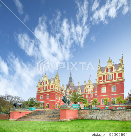 Breathtaking autumn landscape with Muskau castle. 92303694