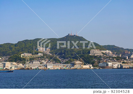 長崎県/ 海越しに見る長崎の街と稲佐山 長崎県/ 海越しに見る長崎の街と稲佐山 92304528