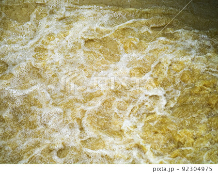 泥が混じった川 92304975