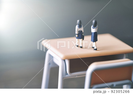 ミニチュアの女子学生 92305266