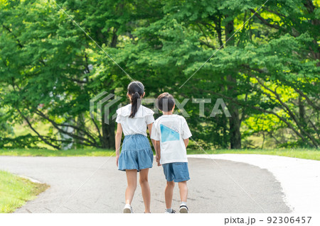 夏の自然を散策する小学生の男の子と女の子 夏の自然を散策する小学生の男の子と女の子 92306457