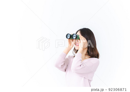 双眼鏡で遠くを見る若い女性 双眼鏡で遠くを見る若い女性 92306871