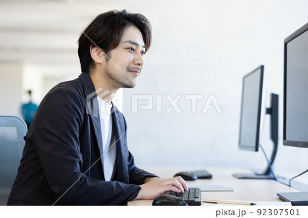 オフィスで働く男性 オフィスで働く男性 92307501