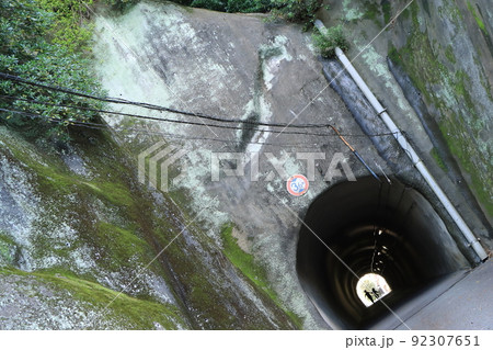 トンネルを走り抜ける子供たち 92307651