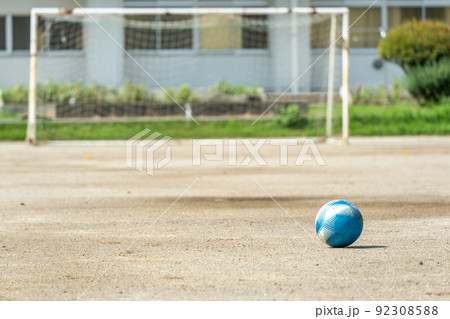 田舎の小学校のサッカーボールとサッカーゴール 92308588