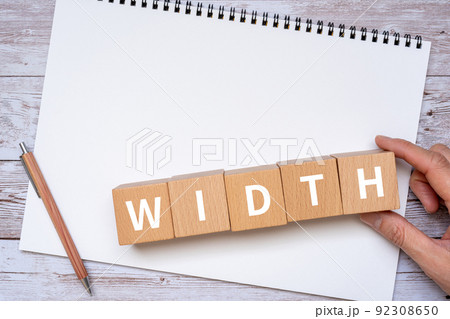 幅のイメージ|「WIDTH」と書かれたブロック、ノート、ペン、手 幅のイメージ|「WIDTH」と書かれたブロック、ノート、ペン、手 92308650