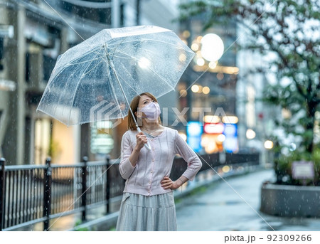 雨の日　マスク女性　ポートレート 92309266