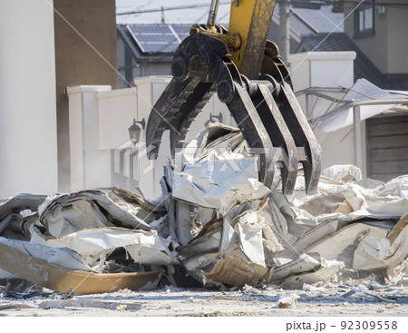ショベルカーを使用した解体作業。建物の取り壊し。瓦礫撤去。 92309558