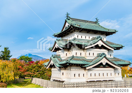 青森県 弘前城　～紅葉に染まる天守～ 92310203