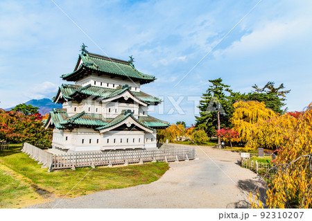 青森県 弘前城　～紅葉に染まる天守～ 92310207