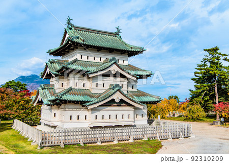 青森県 弘前城　～紅葉に染まる天守～ 92310209
