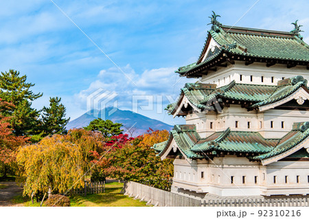 青森県 弘前城 ~紅葉に染まる天守と岩木山~ 青森県 弘前城 ~紅葉に染まる天守と岩木山~ 92310216