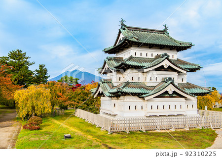 青森県 弘前城　～紅葉に染まる天守～ 92310225