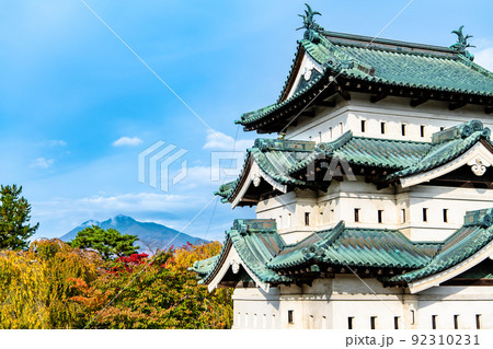 青森県 弘前城　～紅葉に染まる天守と岩木山～ 92310231