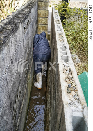 狭い壁の間にある溝掃除 92311769