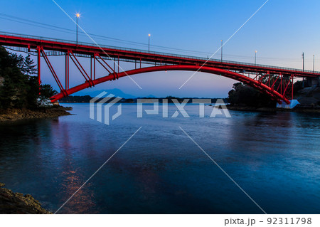 天草五橋 松島橋(五号橋)の夜明け 【熊本県天草市】 天草五橋 松島橋(五号橋)の夜明け 【熊本県天草市】 92311798