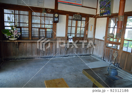 自在鉤のある羽前成田駅の待合室 自在鉤のある羽前成田駅の待合室 92312186