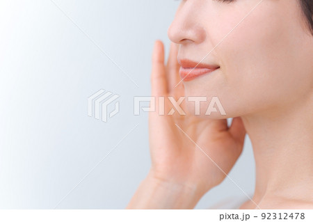 スキンケアをする女性　白背景 92312478