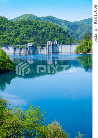 奥四万湖 四万ブルー せせらぎ公園展望台からの眺め 新緑の季節 奥四万湖 四万ブルー せせらぎ公園展望台からの眺め 新緑の季節 92312608